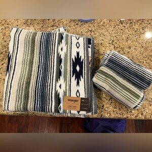 Wrangler Set of 2 bath towels and 2 Hand Towels with Blue and Green Accents